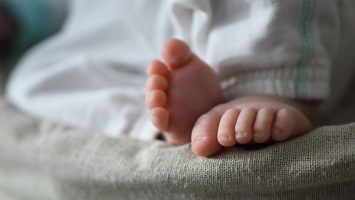 Schwangerer Mann bringt Baby zur Welt