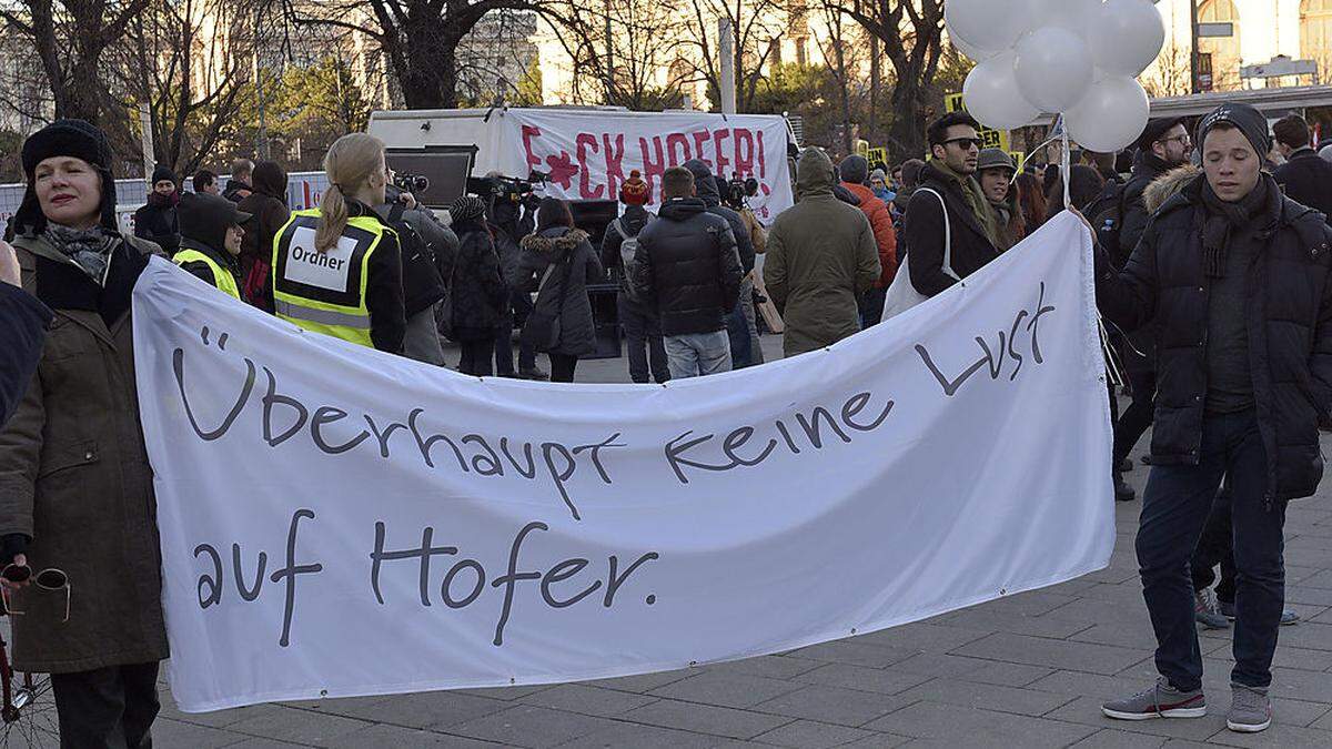 Transparente bei der Anti-Hofer-Demo