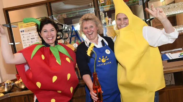 Einige Organisatorinnen als süße Früchtchen, sie sorgten auch für das leibliche Wohl der Besucher.