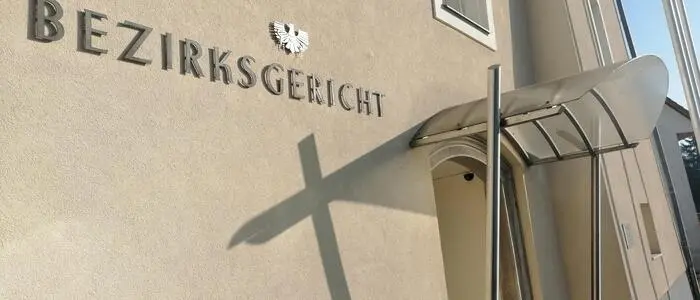 Zu sehen ist ein Bezirksgerichtsgebäude
