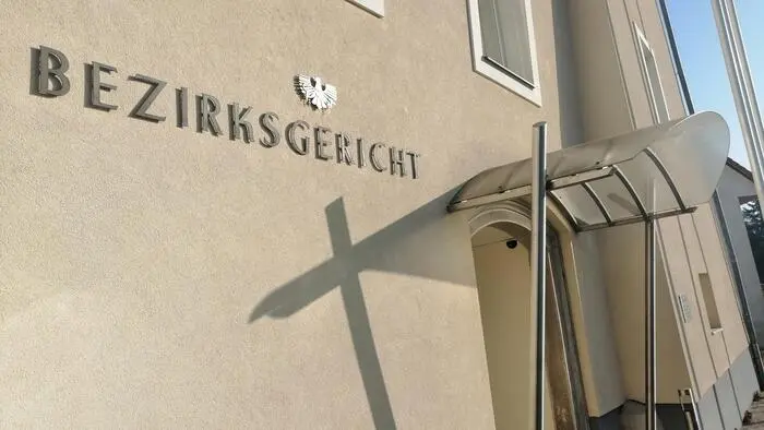 Zu sehen ist ein Bezirksgerichtsgebäude