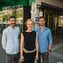 Künstlerin Nicole Pruckermayr mit den beiden Immobilienentwicklern Stefan Karall und Markus Münzer von Trivalue