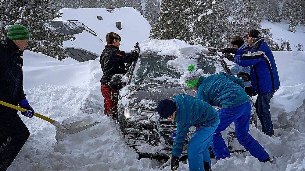 So wie hier auf der Planneralm müssen viele Skiurlauber ihre Autos ausschaufeln
