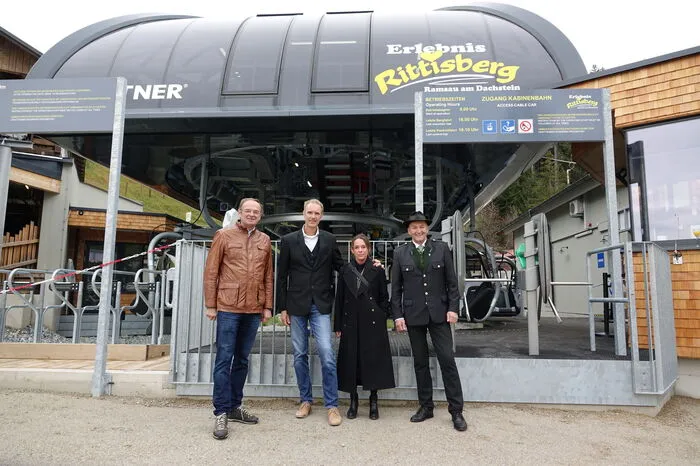 Gratulierten Manfred Engelhardt und seiner Partnerin Verena zur neuen Bahn: Georg Bliem und Bürgermeister Ernst Fischbacher