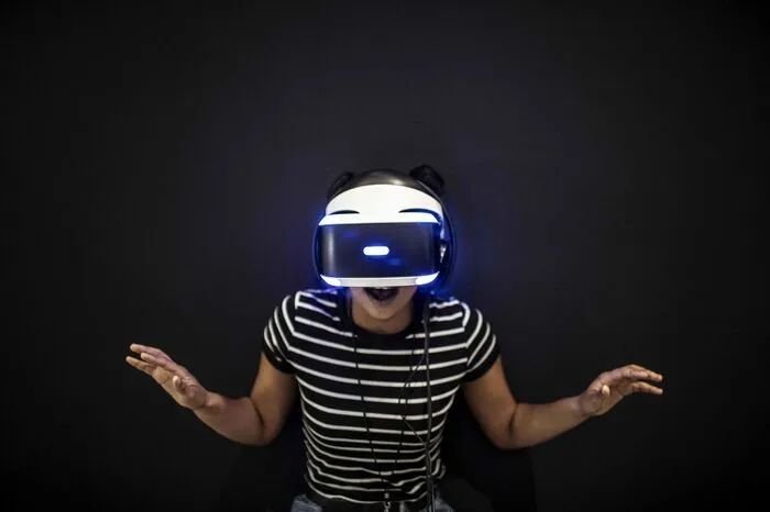 Das virtuelle Abtauchen ersetzt die Fernreise Wenn wir in fremde Länder reisen wollen, tun wir das künftig immer häufiger virtuell: zum Beispiel mit der VR-Brille, ohne uns dabei vom Sofa zu bewegen. 27 Prozent aus der Generation Z und 20 Prozent aller Befragten wünschen sich schon heute, dass sie ihr Zuhause nicht verlassen müssen, um etwas zu erleben. 56 Prozent der Teenager möchten künftig zu Hause Räume oder Brillen nutzen, um virtuell abtauchen zu können. 2038 könnten wir uns also in der Blütezeit der Immersion befinden.