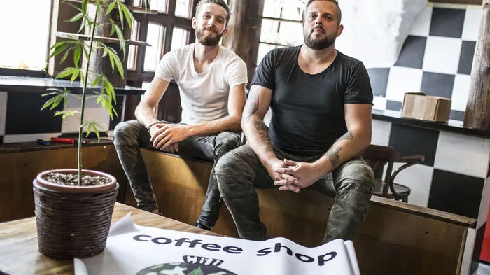 Den Rohstoff für sein Produkt baut Haris Felic (links) mit seinem Partner Andreas Franz auf einer Hanf-Plantage in Kärnten an