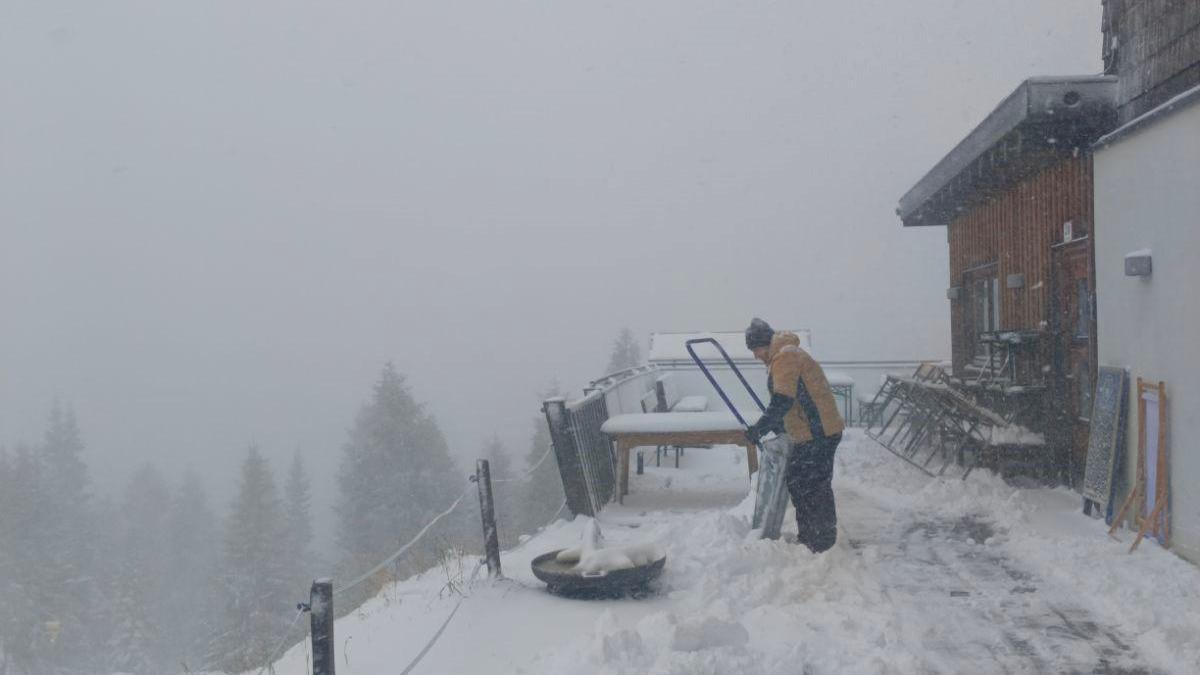 In Osttirol sind die Schneeschaufeln schon im Einsatz  