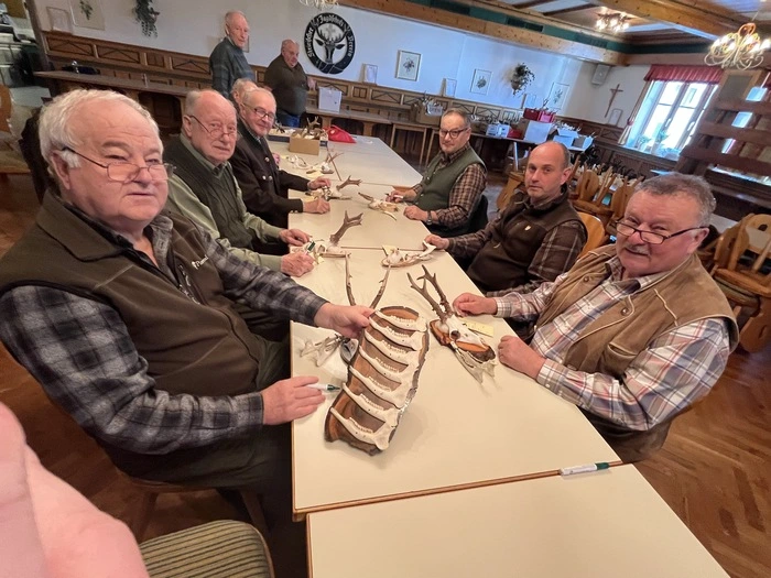 Die sechsköpfige Bewerterkommission um ihren Vorsitzenden Reinhard Otter (r.)