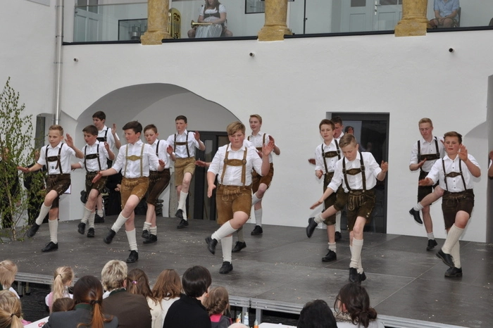 Traditionelle Darbietungen kamen zudem von den Kulmer Schuhplattlern, die Kulmer-Buam sorgten für Unterhaltungsmusik. Brigitte Wieland moderierte.