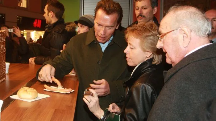 Am Würstelstand in Graz mit Arnold Schwarzenegger, 2009.