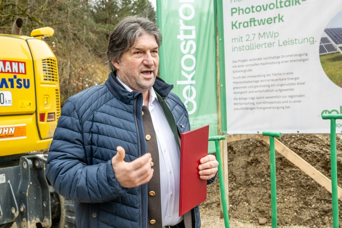 Eberndorfs Bürgermeister Wolfgang Stefitz beim Spatenstich im Februar