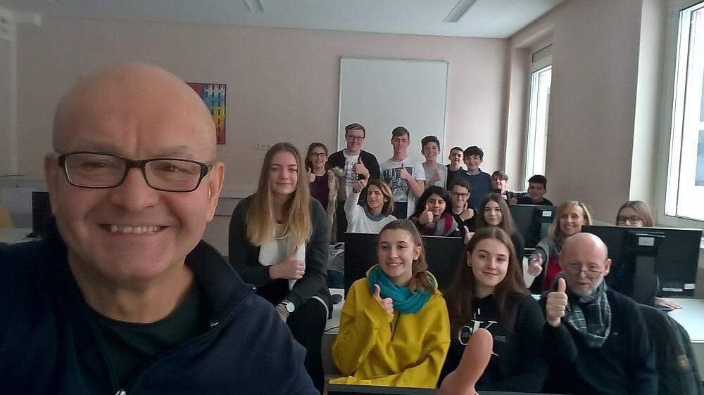 Ein Selfie mit Schülerinnen und Schülern sowie Lehrern an der BHAK Eisenerz