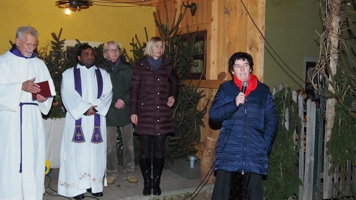 In der Buschenschenke Schifferl in Tessendorf im Norden von Klagenfurt lud das Landestierschutzkompetenzzentrum am Samstag wieder zur Tierweihnachstfeier. Inge Eiselt organisierte die Tierweihnachstfeier inklusive Segnung und Volksschülerchor der Körnerschule zum zehnten Mal mit Klara Schifferl. Tara Geltner, Geschäftsführererin des " tiko" begrüßte die Gäste auf das Herzlichste.