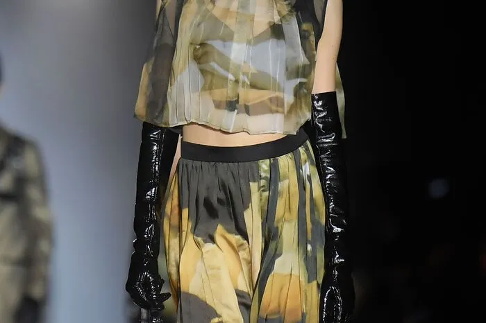 Bedruckte Stoffe.Warum die Kunst zu Hause an den Wänden oder in Vitrinen horten, wenn man sie doch so schön selbst ausführen kann? Unter diesem Motto zeigten Modehäuser wie Moschino, Dior, Michael Kors oder Gucci Kreationen, die mit abstrakten Drucken punkteten.