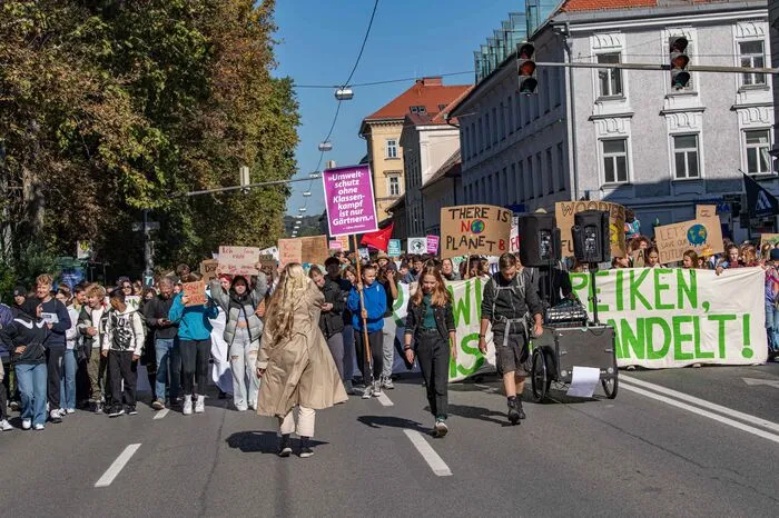 ... Weltweit haben die Fridays-For-Future-Bewegungen am Freitag zu weltweiten Klimademos aufgerufen. Das Motto ist vom Klimastreik im März bekannt: "#PeopleNotProfit".