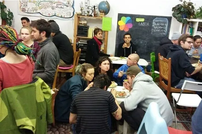 Sie rettet wertvolles Essen vor dem Müll: Zeynep Aygan-Romaner mit dem Projekt "Gemeinsam Essen - Lebensmittel retten". Mehr dazu...
