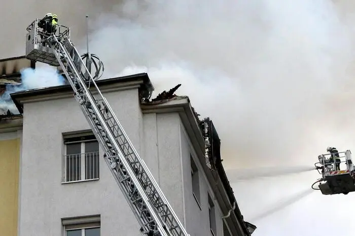 Fünf Menschen wurden bei dem Brand verletzt, hieß es am Nachmittag.