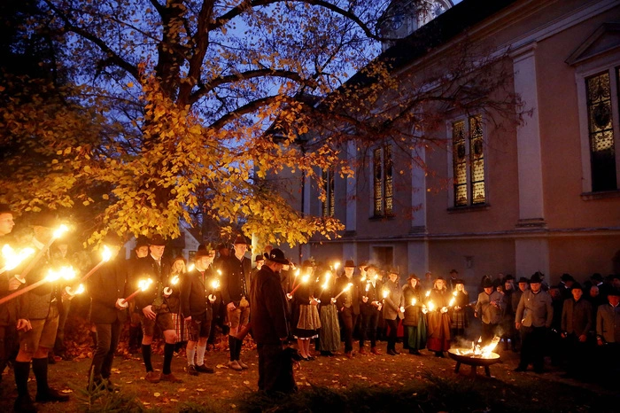 Nach der Heiligen Messe in der Pfarrkirche...
