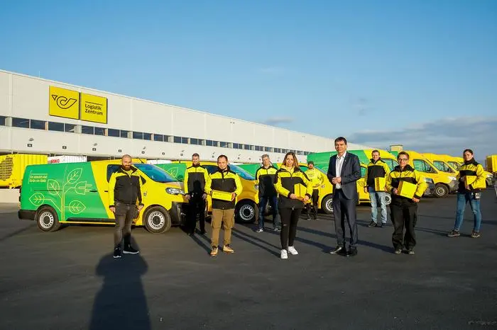Logistik-Vorstand Peter Umundum (Mitte): "Wir sind Vorreiter der E-Mobilität in Österreich."