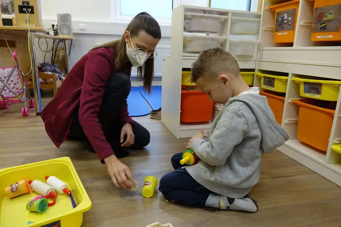 Klara Kummer mit dem vierjährigen Mathias - sie ist seine Logopädin.