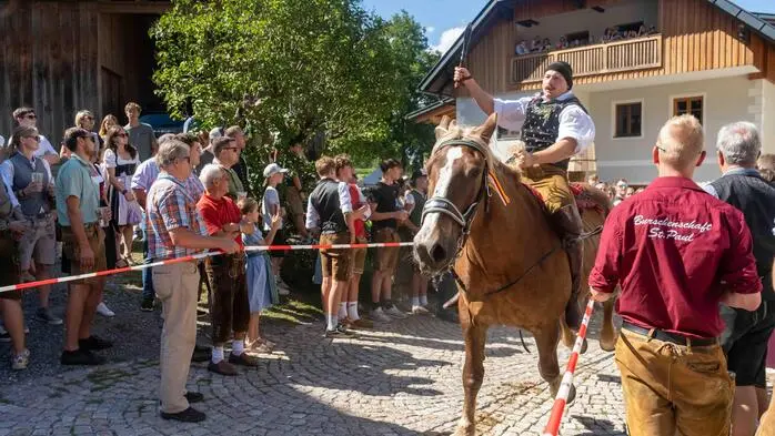 Die zehn Männer und Frauen der Burschenschaft Achomitz unte Obmann Paul Zwitter luden am vergangenen Sonntag wieder zum traditionellen Jahreskirchtag. Nach der heiligen Messse folgte der alljährliche Höhepunkt mit dem Kufenstechen der Ledigen und dem anschließenden Lindentanz. Der Gewinner des Kranzels wurde heuer Nicolas Moser. Heuer verlief der rasante Ritt durch die enge Gasse ohne Zwischenfälle, bestätigt der Obmann. Gefeiert wurde anschließend zur Musik von Salzburg Sound. „Die Stimmung war super und wir hatten sogar mehr Besucher als in den letzten Jahren“, freut sich Zwitter über das Interessse am Brauchtum.
Der Kirchtagsmontag steht ganz im Zeichen der Altburschen. Nach der heiligen Messe der Verheirateten folgt das Kufenstechen der Altburschen.