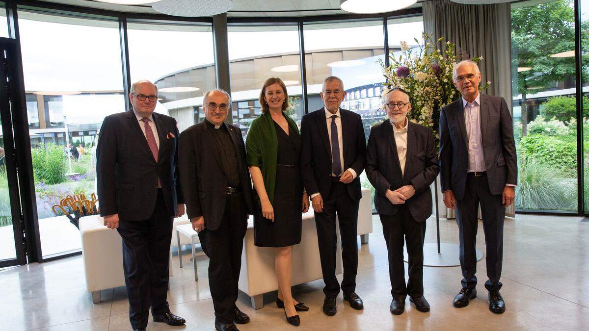 Stefan Stolitzka begrüßte Paul Chaim Eisenberg, Alexander Van der Bellen, Barbara Eibinger-Miedl, Wilhelm Krautwaschl und Ghislain D’hoop (von rechts nach links)   