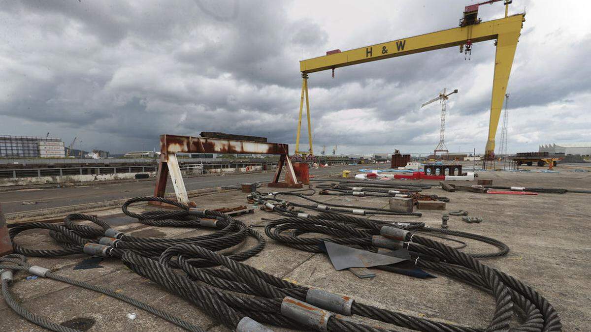 Die legendären gelben Kräne von Harland & Wolff türmen seit Jahrzehnten über der Skyline von Belfast 