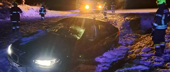 Zweimal mussten die Feuerwehrleute zur Bergung von Autos aus dem Straßengraben der B 21 ausrücken