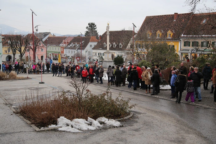 ...und gefolgt von zahlreichen "Mitverschwörern".