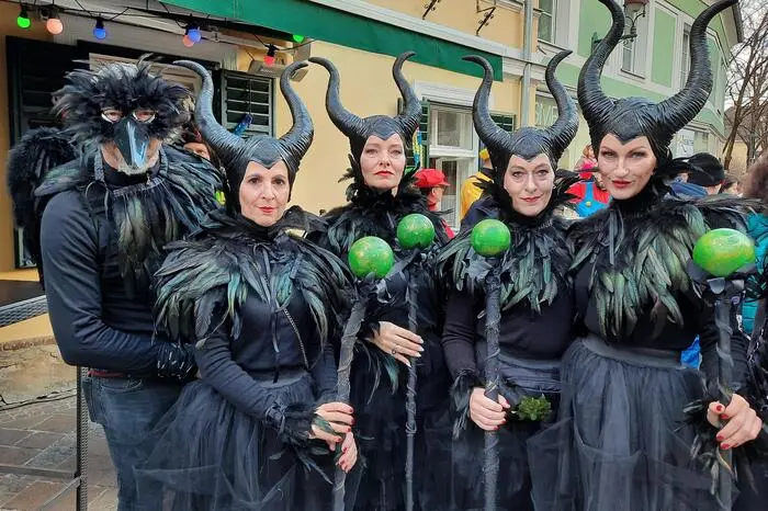 Und auch die Gäste führten ihre kreativen Kostüme aus. Besonderer Augenschmaus: die dunklen Feen von Maleficent.  