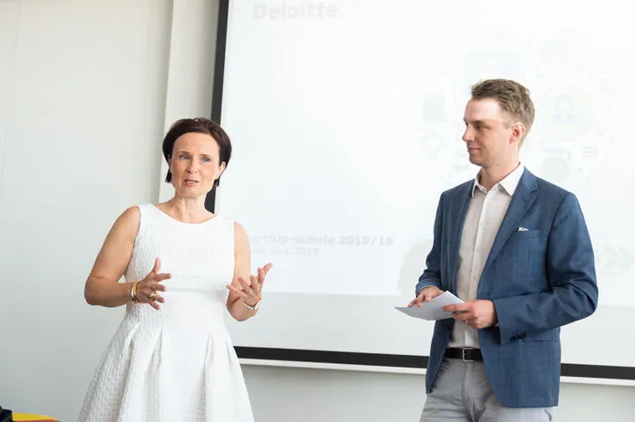 Hausherrin Walburga Seidl und Moderator Matthias Pascottini 