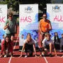 Gelebtes Teamwork im Sport: Sportkoordinator Mag. Harald Steindorfer, HAK Direktor Dr. Florian Buchmayr und Tobias Steindorfer (v.l.n.r. hinten) gemeinsam mit Sandra Doujak, Verena Stornig, Lara Frank, Felix Jonach und Alina Pewal (v.l.n.r. vorne) im Wettkampfdress ihrer Vereine