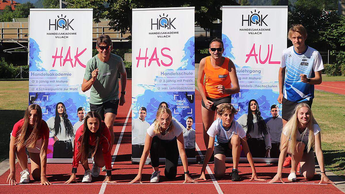 Gelebtes Teamwork im Sport: Sportkoordinator Mag. Harald Steindorfer, HAK Direktor Dr. Florian Buchmayr und Tobias Steindorfer (v.l.n.r. hinten) gemeinsam mit Sandra Doujak, Verena Stornig, Lara Frank, Felix Jonach und Alina Pewal (v.l.n.r. vorne) im Wettkampfdress ihrer Vereine