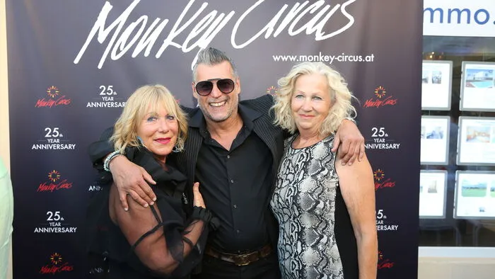 Am Wochenende feierte die Kult-Bar in Velden ihr rundes Jubiläum mit vielen, vielen Gästen zu melodischen Klängen von DJ David Dee und Connecting People unter der Moderation von Martina Klementin getanzt.