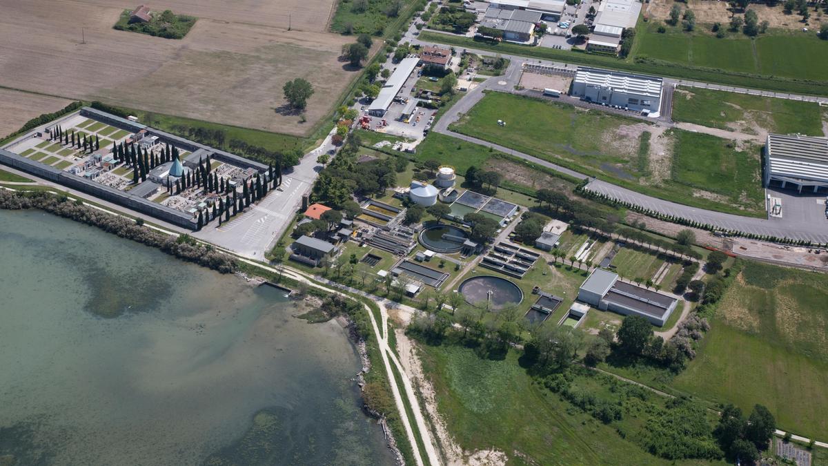 Das Meer vor der Kläranlage von Lignano ist nicht immer azurblau