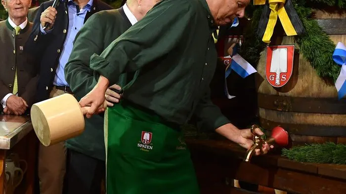 Ozapft is! Mit zwei Schlägen hat der Münchner Oberbürgermeister Dieter Reiter (SPD) am Samstag das erste Fass Bier angezapft und damit das 185. Oktoberfest eröffnet.
