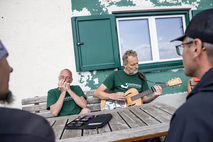 Echt, ehrlich, erdig und hörenswert: Sepp Tieber-Kessler und Stevie Muskatelz bei ihrem Konzert vor dem Admonter Haus