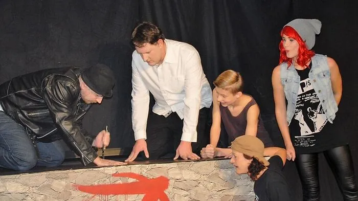 Die Theatergruppe Sandkorn gastierte im Gemeindesaal Sinabelkirchen