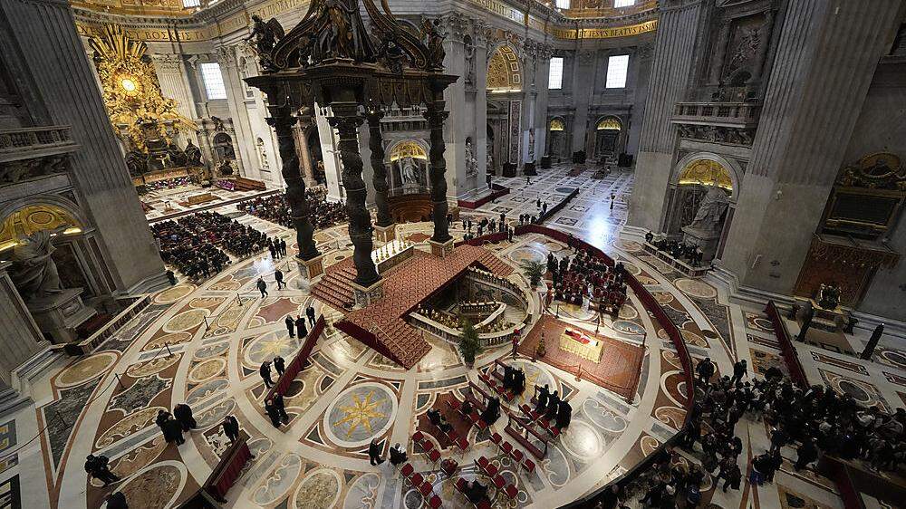 Papst Benedikt ist im Petersdom aufgebahrt