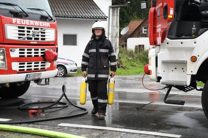 Die Atemschutztrupps begannen beim Eintreffen sofort mit dem Innenangriff, mit welchem der Brandherd relativ schnell gelöscht werden konnte. In der Lüftung und der Zwischendecke waren jedoch noch einige Glutnester, die mit Hilfe einer Wärmebildkamera entdeckt und gelöscht werden konnten.