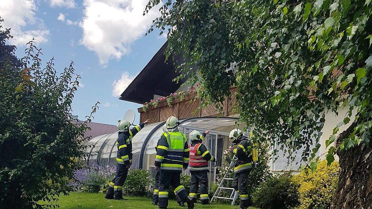 Die Frauen warteten auf dem Balkon auf die Einsatzkräfte