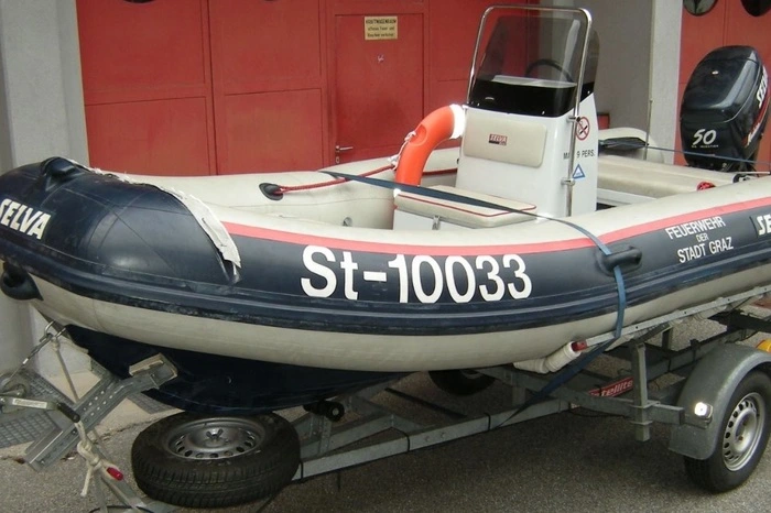 Auch das "Schlauchboot Selva" sowie. . .