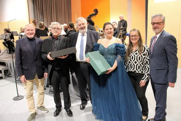 Hugo Orgl, Elisabeth Peier, Monique Fitzko, Petra Reiter, Edwin Reiter und Engelbert Huber vom Verein KuMo (Kultur Mooskirchen), die die Veranstaltung organisiert hatten, freuten sich über die zahlreichen Gäste in der Mehrzweckhalle.