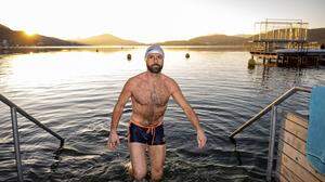 Jochen Gallob (47) schwimmt das ganze Jahr über im Wörthersee, die Temperatur lässt ihn kalt