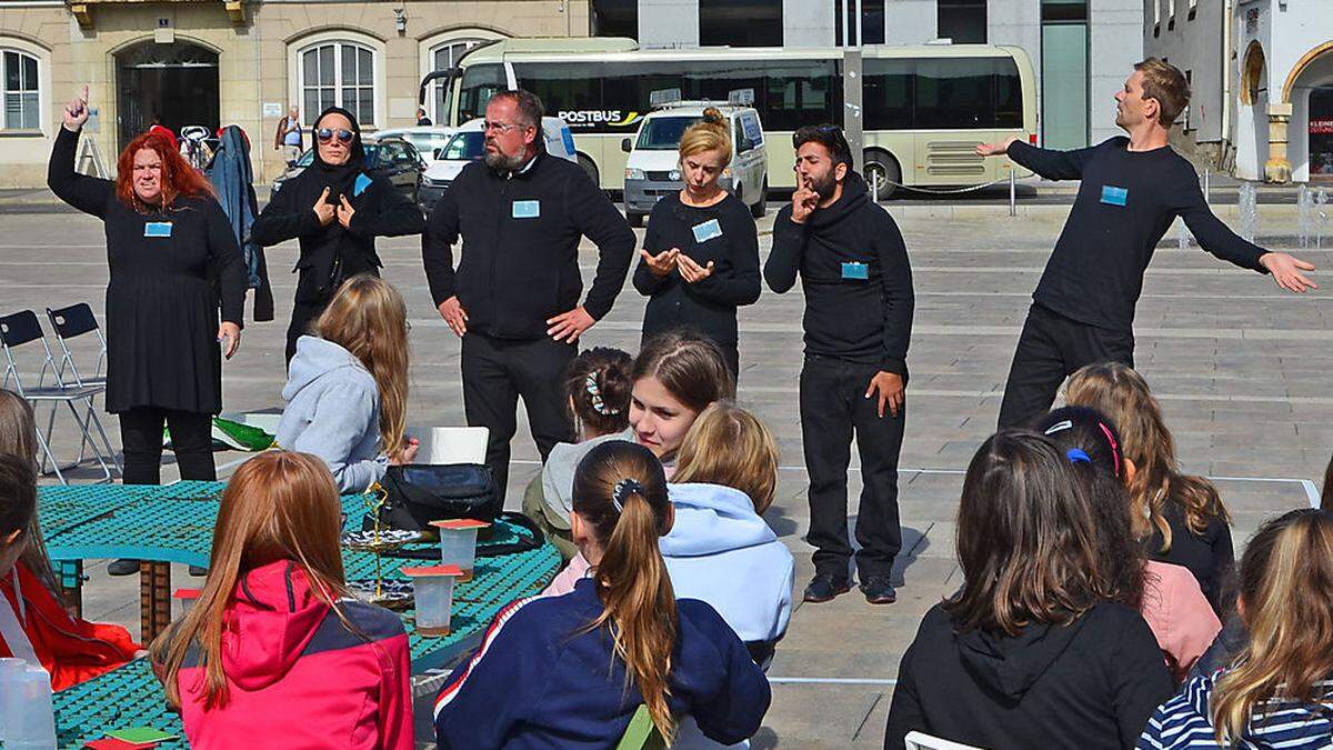 Das Interact-Ensemble stellte alltagsnahe Konfliktsituationen im öffentlichen Raum nach