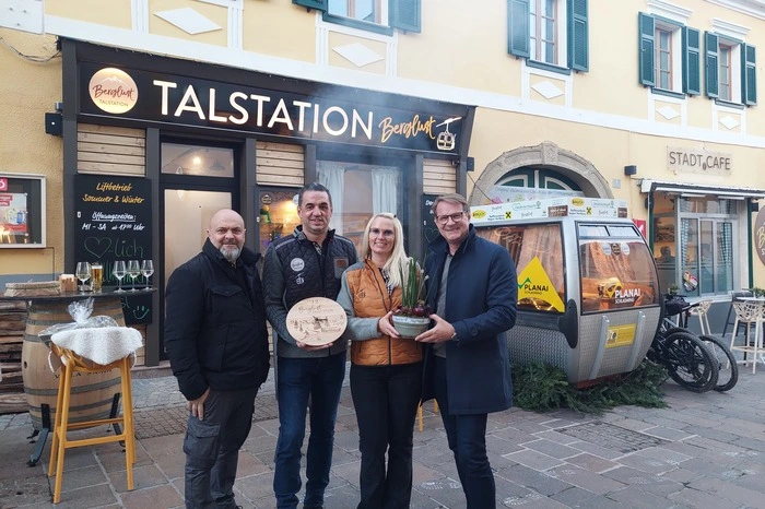 Um zur Eröffnung zu gratulieren kamen unter anderen auch Bürgermeister Marcus Martschitsch und Obmann der Einkaufsstadt Dietmar Peinsipp vorbei. „Ich versuche, die Berge und die Hüttengaudi nach Hartberg zu bringen“, erzählt Thurner. 