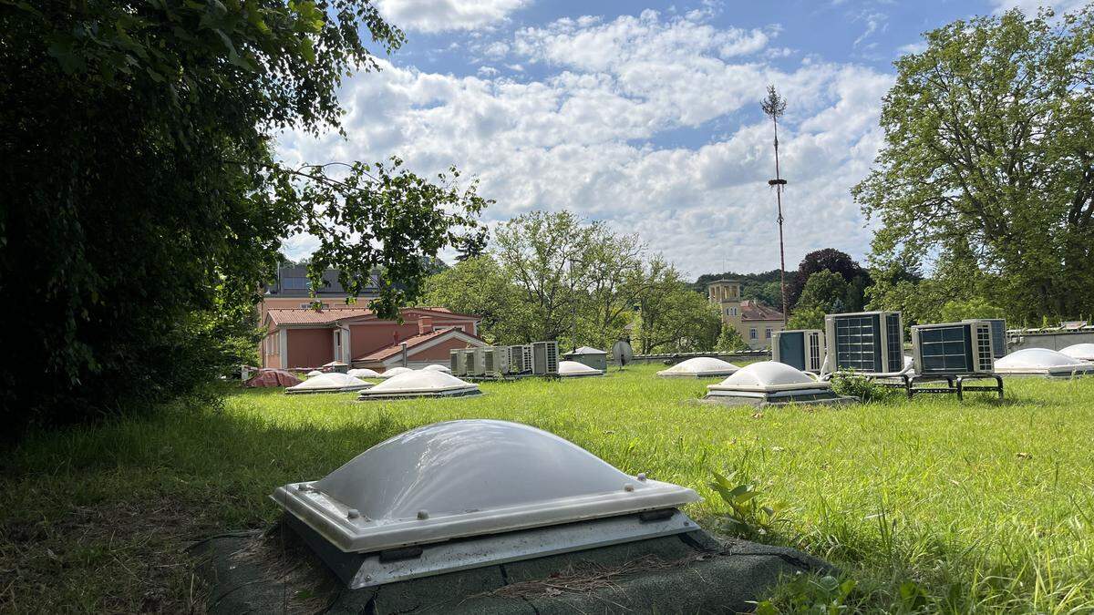 Durch eine der Lichtkuppeln im hinteren Bereich auf dem Dach des Einkaufszentrums in Bad Gleichenberg war das Mädchen gebrochen