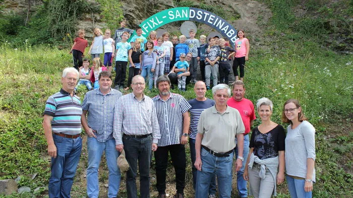 Klicken Sie sich durch die Fotos vom Putzausflug der VS Köflach in die Sunfixlhöhle am Hemmerberg in Kainach.