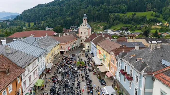 Für zirka zwei Stunden kehrten die Harley-Fahrer am abgesperrten Hauptplatz in Gmünd zu. 