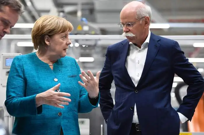 In Anwesenheit von Bundeskanzlerin Angela Merkel (CDU) und Sachsens Ministerpräsident Stanislaw Tillich (CDU) erklärte der Vorstandsvorsitzende Dieter Zetsche, Daimler wolle "treibende Kraft des Wandels" hin zur Elektromobilität sein. Die Erweiterung der Batteriefertigung in Kamenz sei dabei ein "wichtiger Bestandteil".